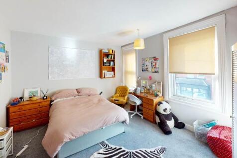 Bright and welcoming double bedroom with ample ...