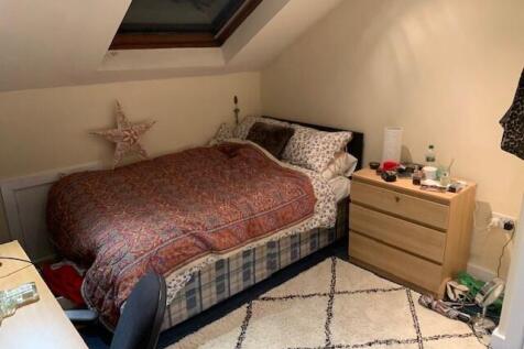 A cozy double bedroom featuring a comfortable b...