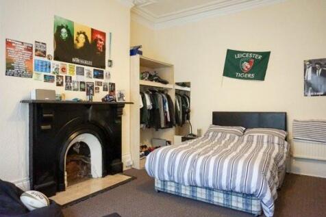 A well-maintained double bedroom featuring a co...