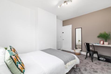 Bright, tidy double bedroom with a made bed, ne...