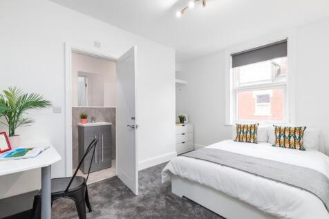 Bright, well-presented double bedroom with a co...