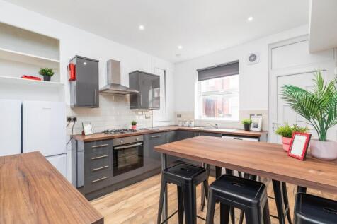 Bright, modern kitchen with integrated applianc...