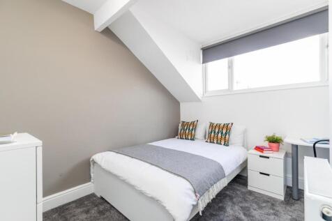 Bright, neatly presented upstairs double bedroo...