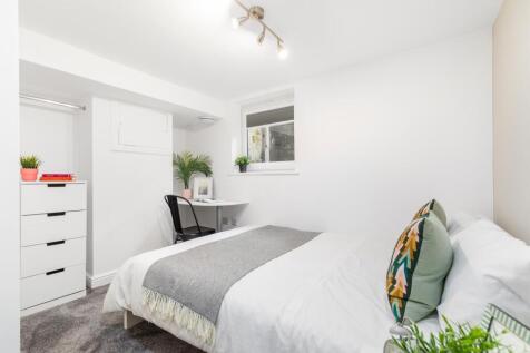 Bright, neatly presented double bedroom with a ...