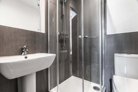 Modern and clean bathroom suite featuring a spa...