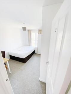 Bright, neutral double bedroom with a comfortab...