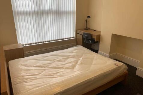 A well-presented double bedroom featuring a lar...