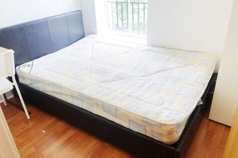 Bright, neatly presented double bedroom with a ...