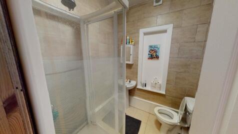 A spacious and well-maintained bathroom featuri...