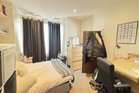 A cozy bedroom featuring a double bed with plen...