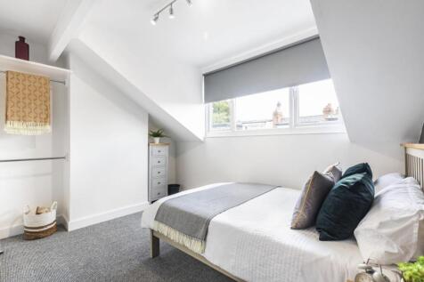 Bright, well-presented double bedroom with a co...