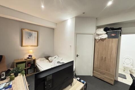 A cozy bedroom featuring a double bed, bedside ...