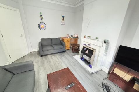 A spacious and inviting contemporary living roo...