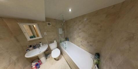 A spacious and well-maintained bathroom featuri...