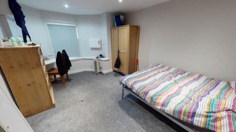 A spacious and well-maintained double bedroom f...