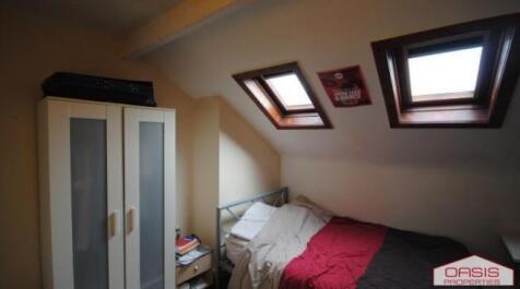 A cozy bedroom featuring a double bed, illumina...