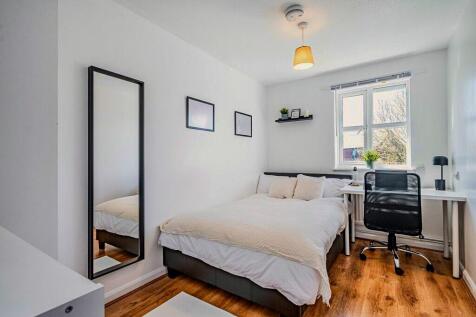 Bright, well-presented double bedroom with a co...