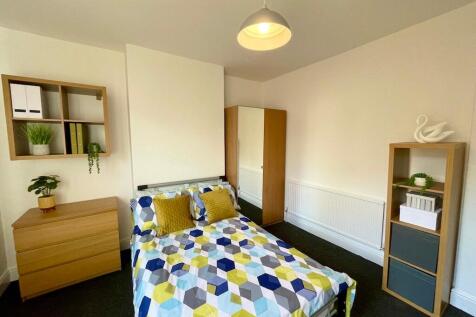 Bright, well-presented double bedroom with a pa...