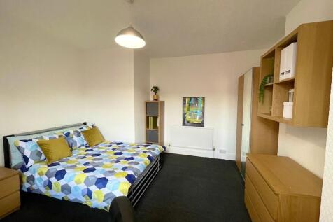 Bright, well-presented double bedroom with cont...