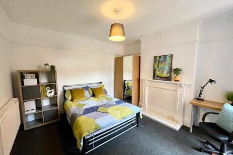 Bright, well-presented bedroom with a double be...