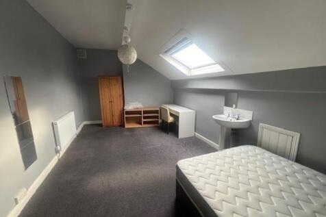 Bright, neutral bedroom with a double mattress,...