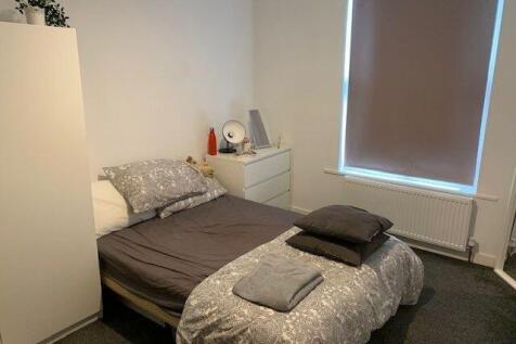 Bright, neatly presented double bedroom with a ...