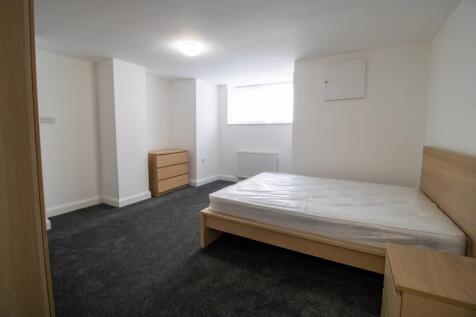 Bright, well-maintained double bedroom with a s...