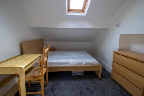 Bright, neatly presented attic bedroom with a s...