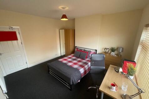 Bright, neatly presented double bedroom with a ...