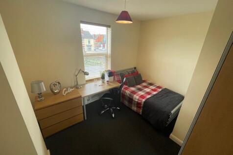 Bright, neatly presented single bedroom with a ...