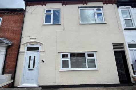 Well-presented terraced house with a clean pebb...