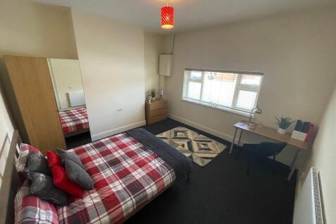 Bright, well-presented double bedroom with a co...