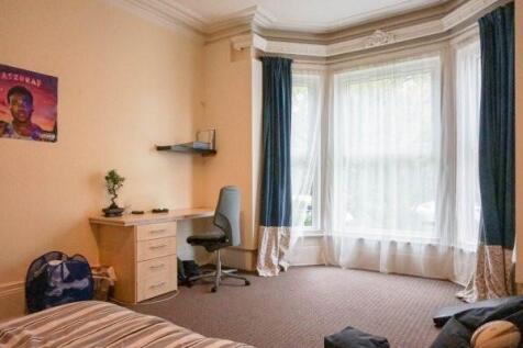 Bright double bedroom with a large bay window a...