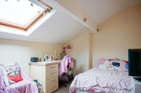 Bright attic double bedroom with two beds, a sk...