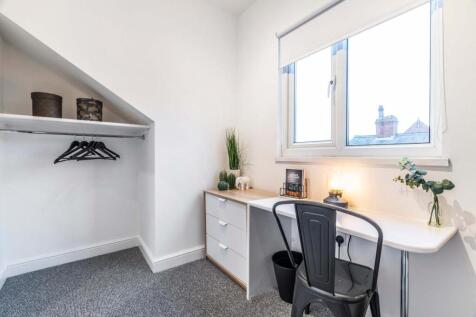 Bright, neatly presented single bedroom with a ...