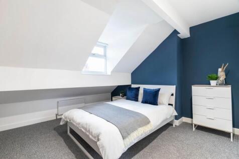 Bright, freshly decorated double bedroom with a...