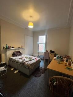 Bright, well-presented double bedroom with a co...