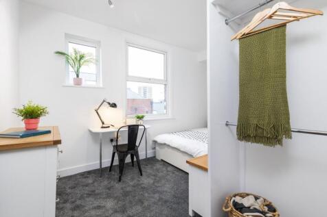 Bright, tidy single bedroom with a comfortable ...