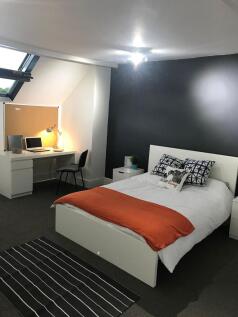 Well-presented double bedroom with a comfortabl...