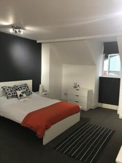 Well-presented double bedroom with a contempora...