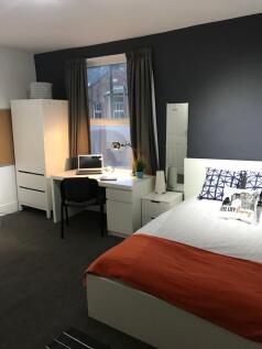 Bright, modern double bedroom with a comfortabl...