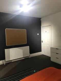 Neat, neutral double bedroom with a dark featur...