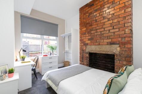 Bright, well-kept double bedroom with a stylish...