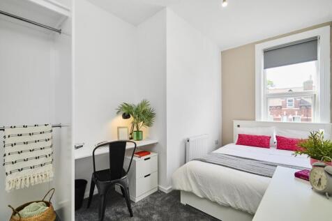 Bright, well-presented double bedroom with a co...