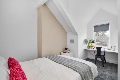 Bright, neatly styled double bedroom with neutr...