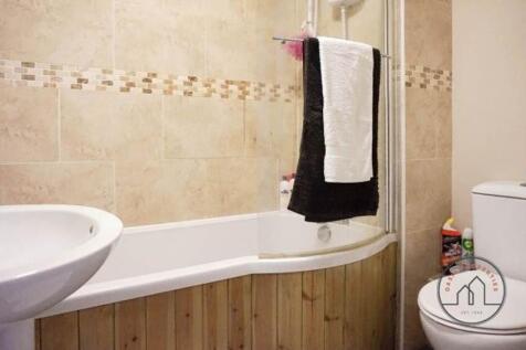 Bright, well-maintained bathroom featuring a pa...