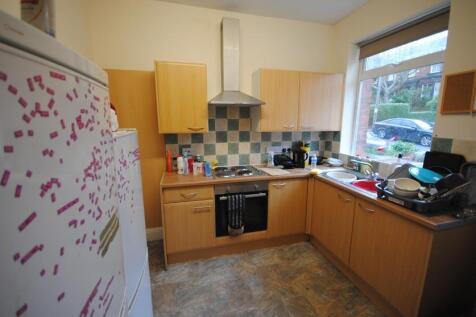 Bright kitchen with ample worktops, integrated ...