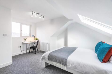 Bright, freshly decorated double bedroom with a...
