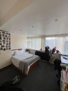 Bright double bedroom with a comfortable double...
