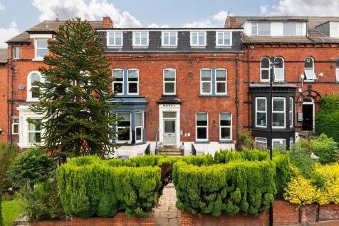 Attractive red-brick Victorian terraced house w...